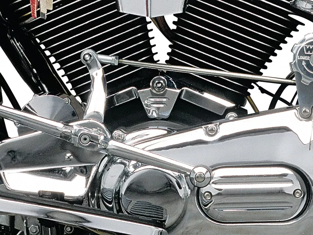 Kuryakyn Cylinder Base Cover for Harley-Davidson Evo Big Twins w / Floor Boards – Chrome – 8140