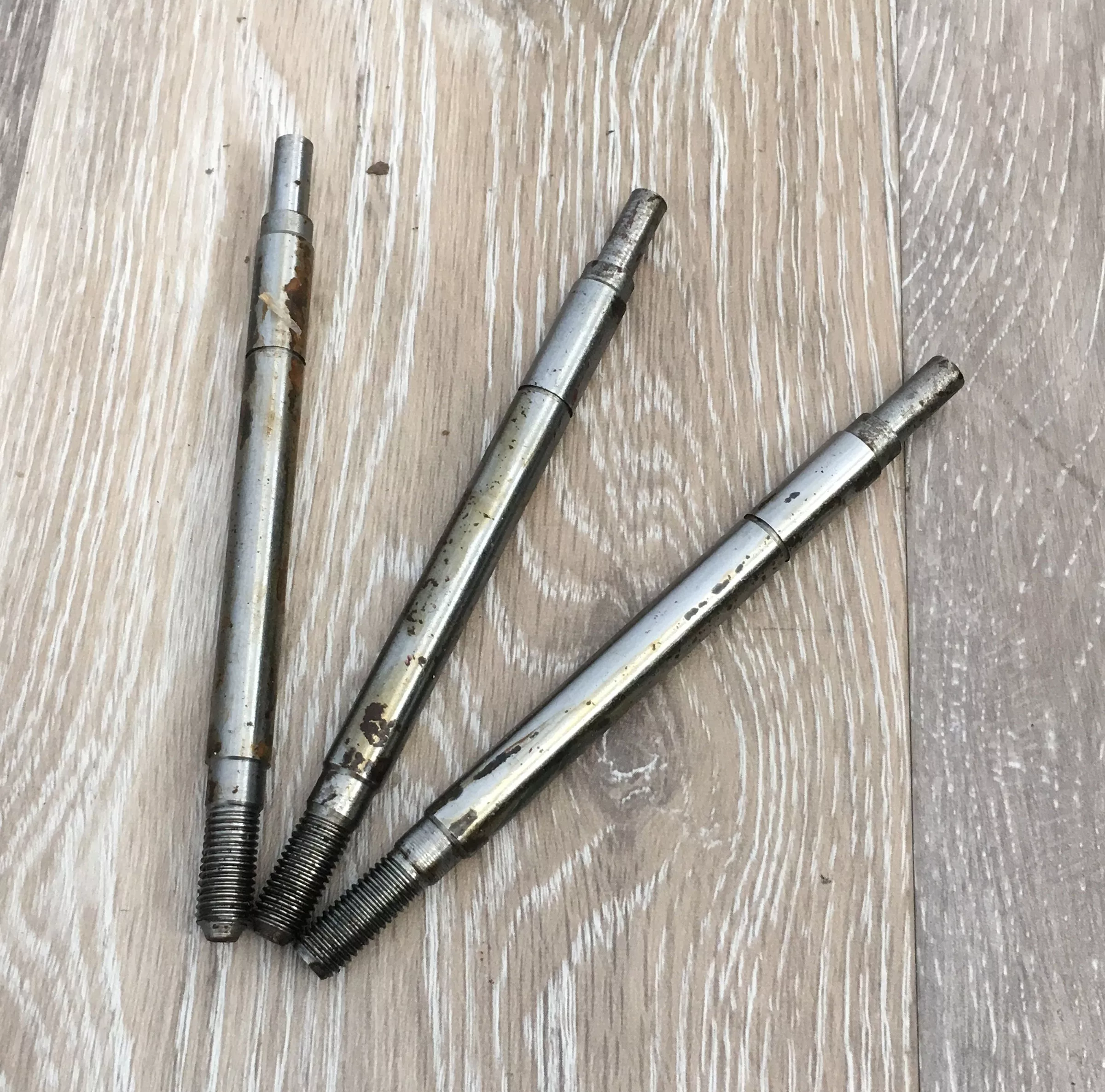 Set of 3: Long Clutch Hub Studs For Harley-Davidson Big Twins (1941-84)